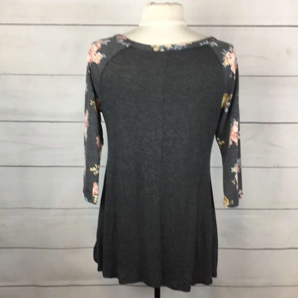 3/$15 Threads Studio Raglan Tee Gray Floral M - Picture 4 of 7